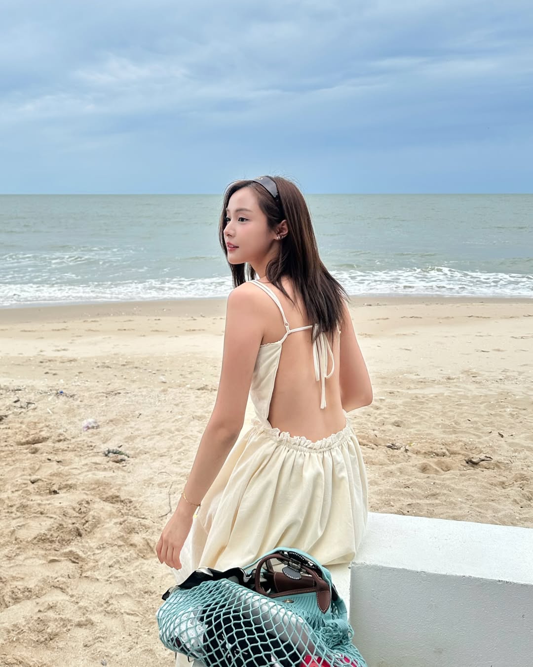 อุ้ม อิษยา อวดแฟชั่นสุดละมุน โชว์แผ่นหลังขาวเนียนริมชายหาด