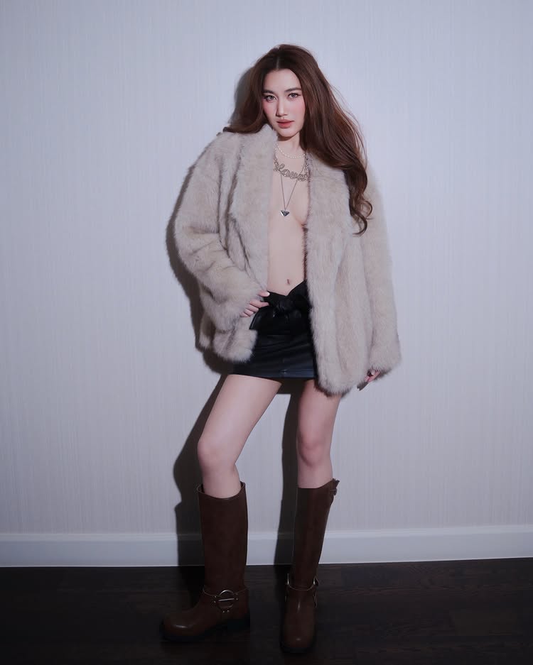 เบสท์ รักษ์วนีย์ แซ่บ ! ฉลองวันเกิด 25 ปี แหวกอกโนบรา