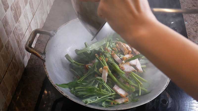 ผัดผักบุ้งหมูกรอบ