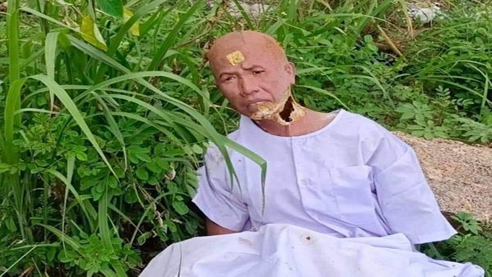 ศพชายชุดขาว