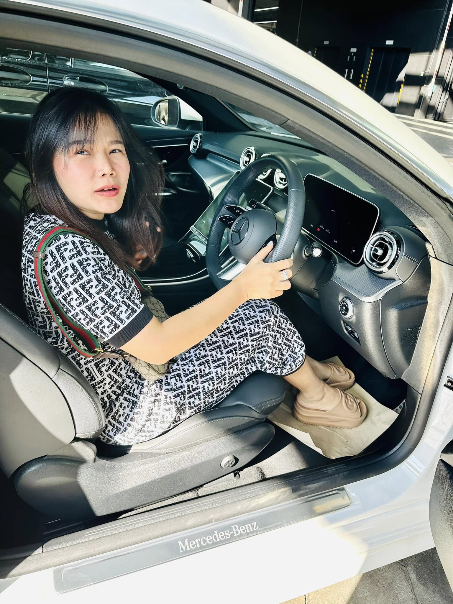 เอ๋ เชิญยิ้ม