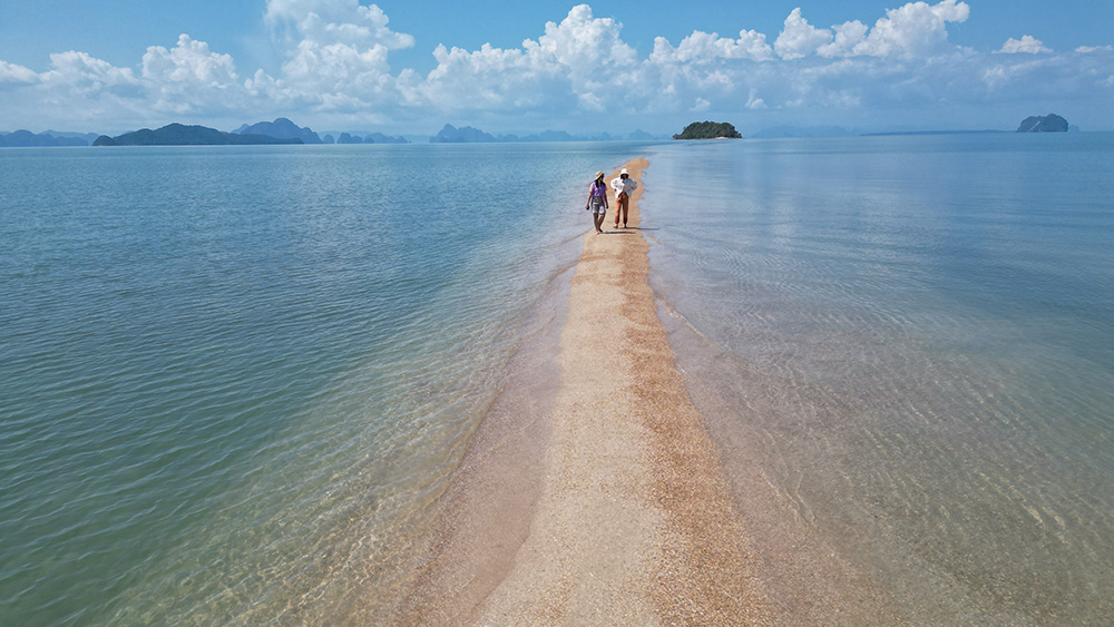 เดินกลางทะเลแหวกสันหลังมังกร เกาะพลอง