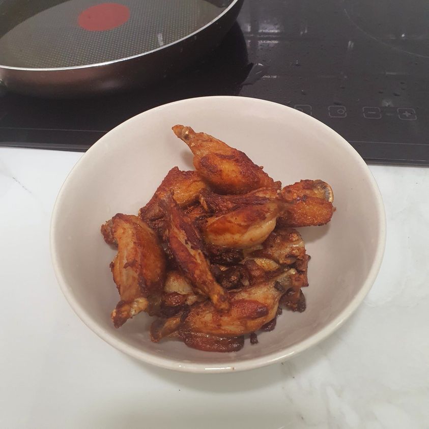 ปีกไก่ทอดกระเทียมพริกไทย