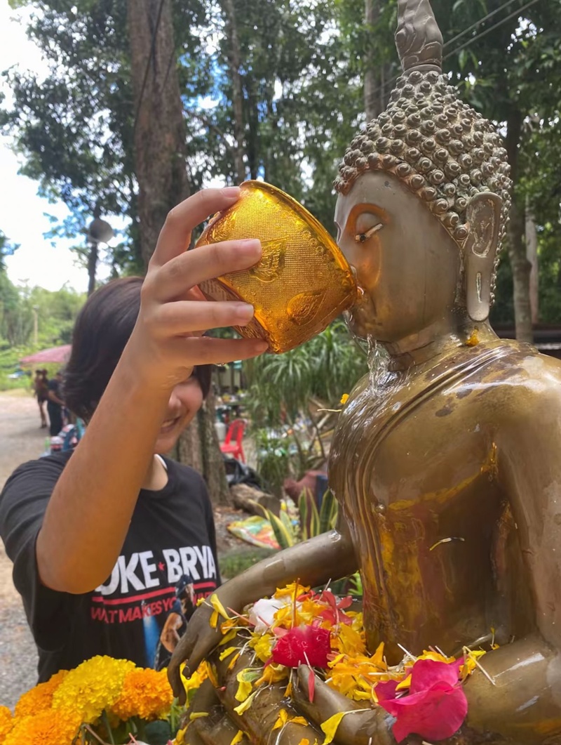 สรงน้ำพระ