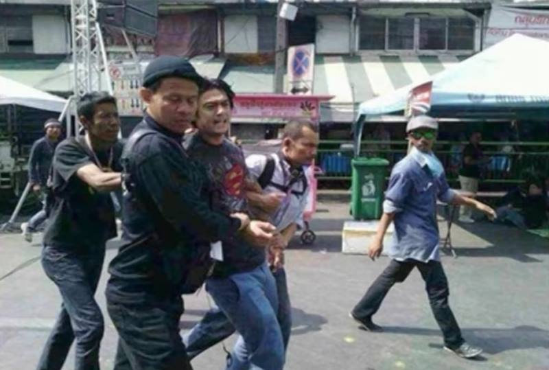 นิกกี้ พิ้ม ชูนิ้วกลางบนเวที กปปส.