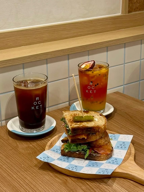 Rocket Coffee Bar ร้านอาหารเช้ารอบสวนลุมพินี 