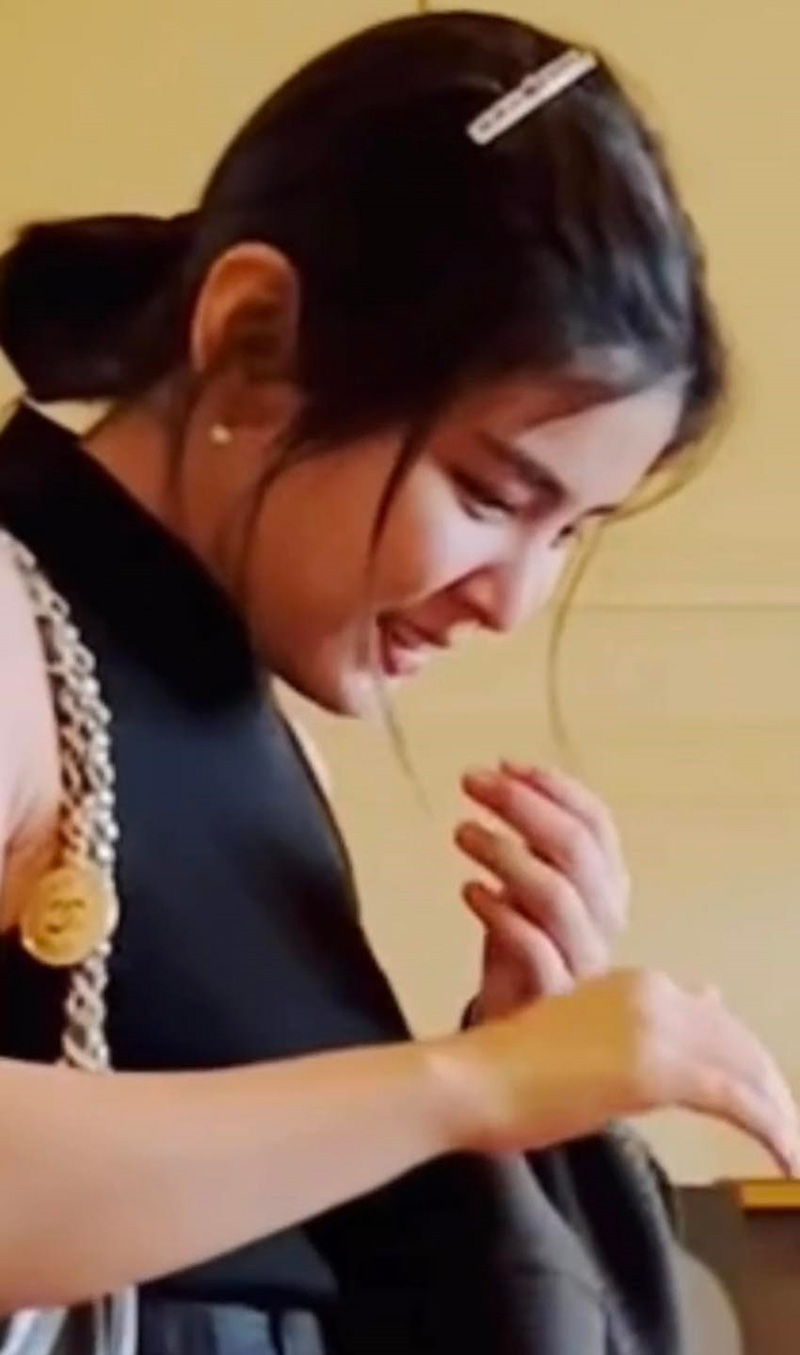 จูเนียร์ คุกเข่าต่อหน้า หนูนา