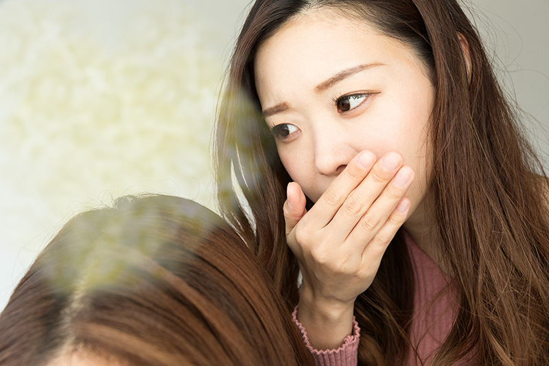 หนังศีรษะมีกลิ่น เกิดจากอะไร วิธีรักษา และการป้องกัน