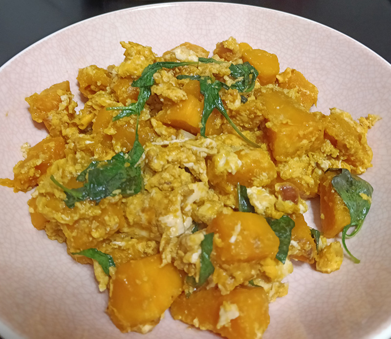 ฟักทองผัดไข่นางพญาร้อยชู้ ฟักทองผัดไข่ใบโหระพา สูตรฟักทองผัดไข่ เมนูอาหาร