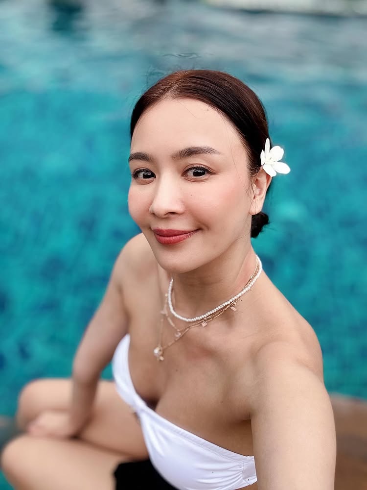 เบนซ์ ปุณยาพร ใส่บิกินี่ อวดอึ๋ม ! ริมสระว่ายน้ำในที่พัก