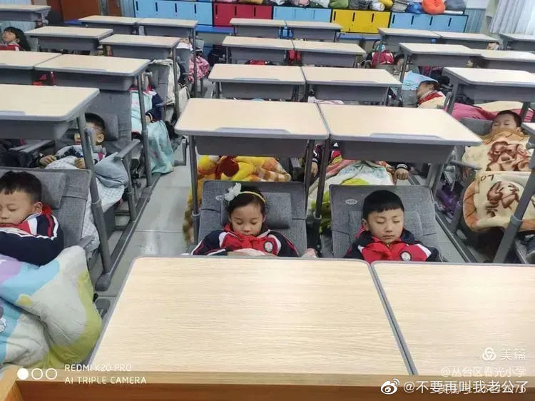 โต๊ะนักเรียน