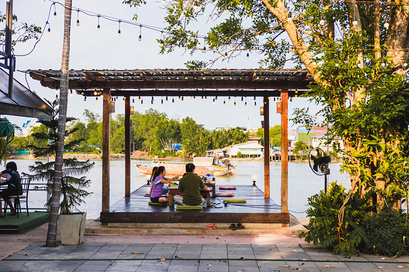 ร้านอาหารริมน้ำ ใกล้กรุงเทพฯ