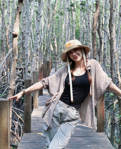 โบว์ เบญจวรรณ แต่งตัวไปน้ำตก