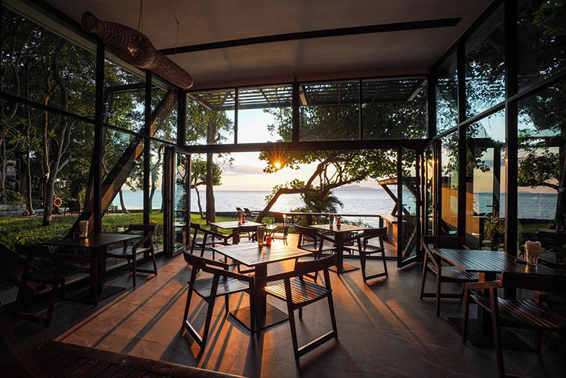 ร้านอาหารริมทะเล