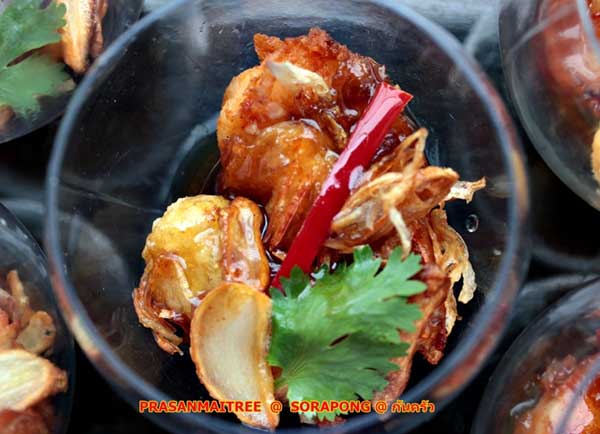 ไข่กุ้งทอดซอสมะขาม