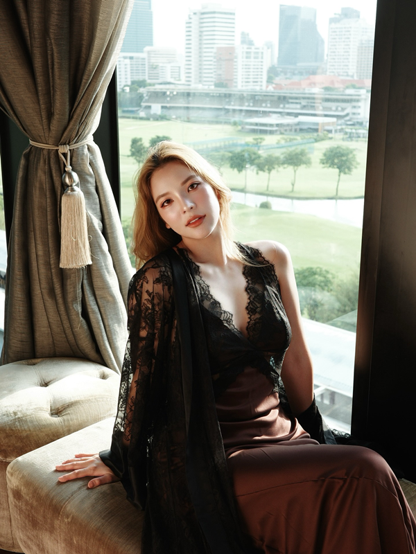 อรอุ๋ง เคลื่อนไหวล่าสุด จิบ Afternoon Tea แบรนด์ดัง