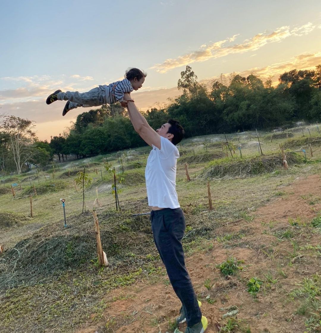 ชาคริต แย้มนาม