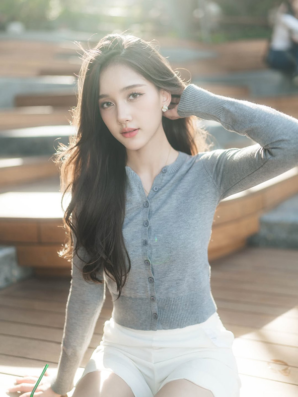 ลิซ่า อลิซา นางเอก สาวไทยข้ามภพป่วนใจแม่ทัพ