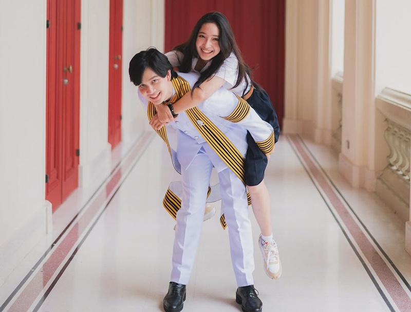 น้องเน็ต ลูกชาย น็อต-กวาง เป็นตัวแทนบัณฑิต ทูลเกล้าฯ ถวายพวงมาลัย กรมสมเด็จพระเทพฯ