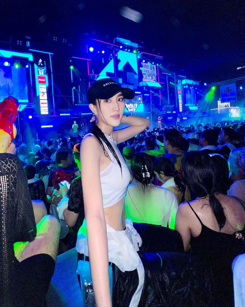 เบส รักษ์วนีย์