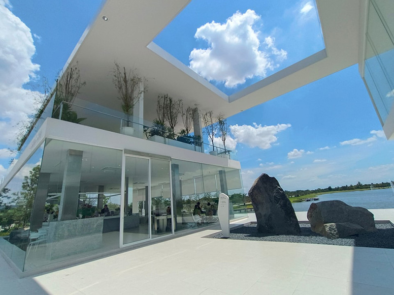 คาเฟ่ริมทะเลสาบ