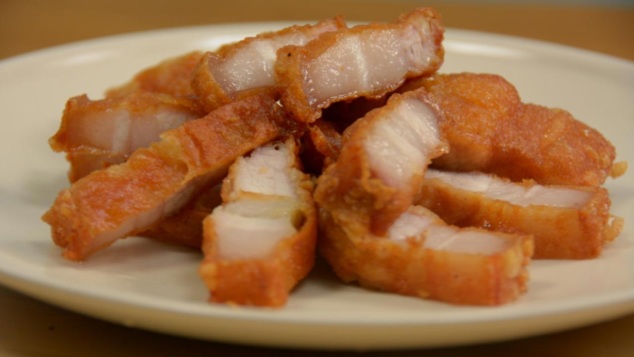 ข้าวเหนียวหมูสามชั้นทอดน้ำปลา