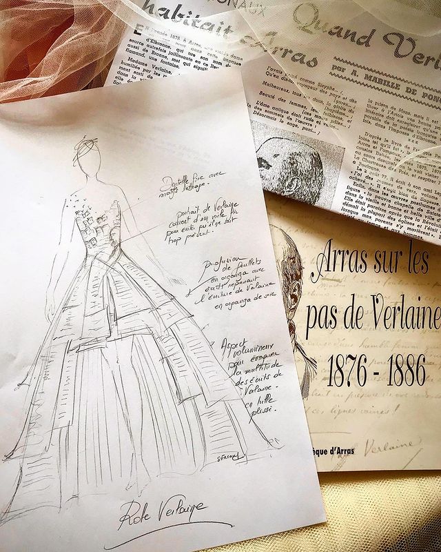 ชุดราตรีจากกระดาษหนังสือ