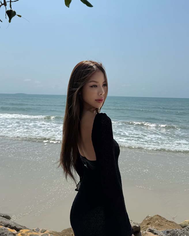 น้ำเพชร อิสรีย์ เสิร์ฟซีนแซ่บ สวมซีทรูดำสุดบาง ที่แอบเห็นวันพีซด้านใน 