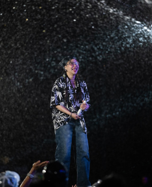 ใส่เสื้อฮาวายผู้หญิงกับกางเกงยีนส์