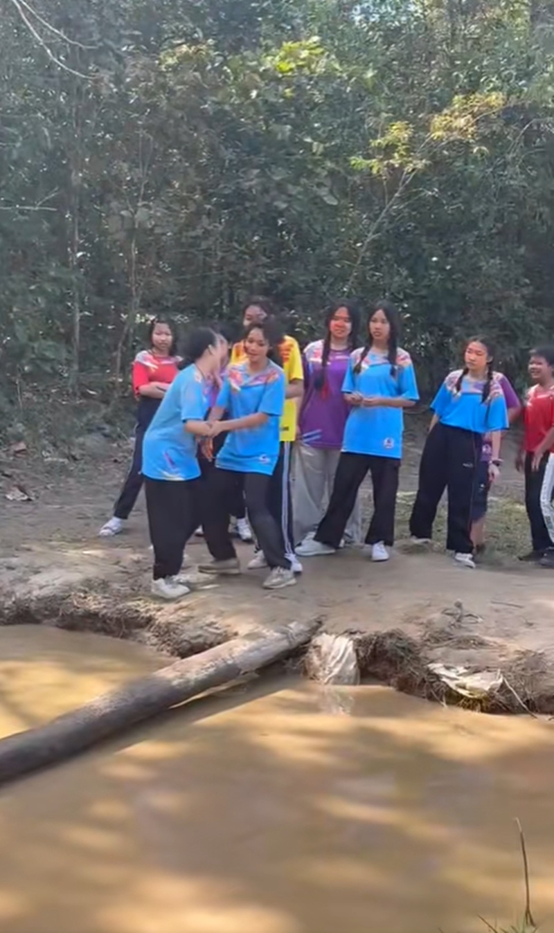 ข้ามท่อนไม้