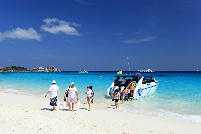 นักท่องเที่ยวนั่งเรือสปีดโบ๊ตมาลงที่เกาะสิมิลัน
