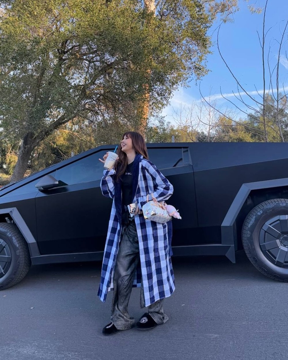 ส่องราคารถหรู ลิซ่า ขับไปจิบชาไทยสุดเก๋ สมฐานะซุปตาร์ระดับโลก