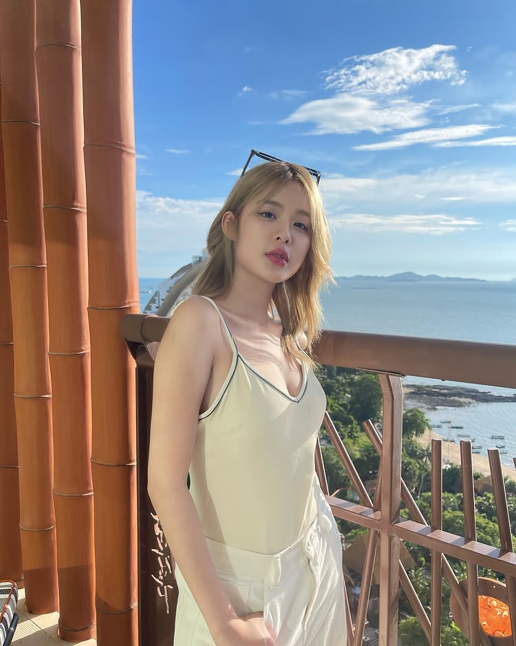 โมบาย พิมรภัส อดีตสมาชิก BNK48 โชว์เอวบางขาว ๆ
