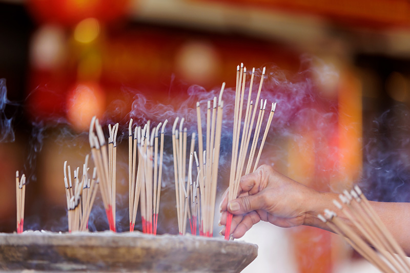 เปิดคาถาบูชาพระแม่ธรณี พร้อมแนะนำไหว้อย่างไรให้ถูกต้อง ควรใช้ธูปกี่ดอก ?