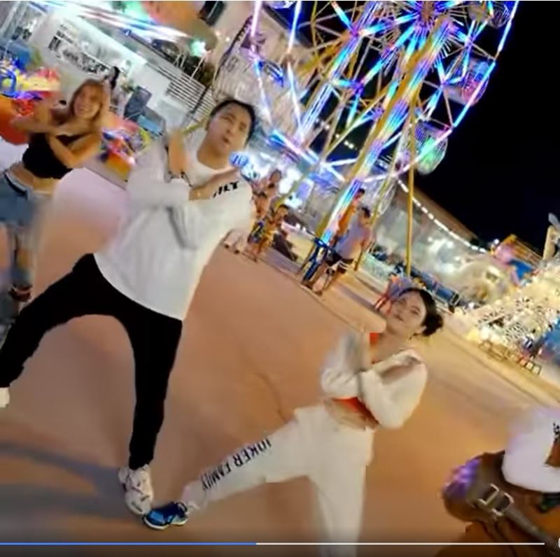 บอล เชิญยิ้ม