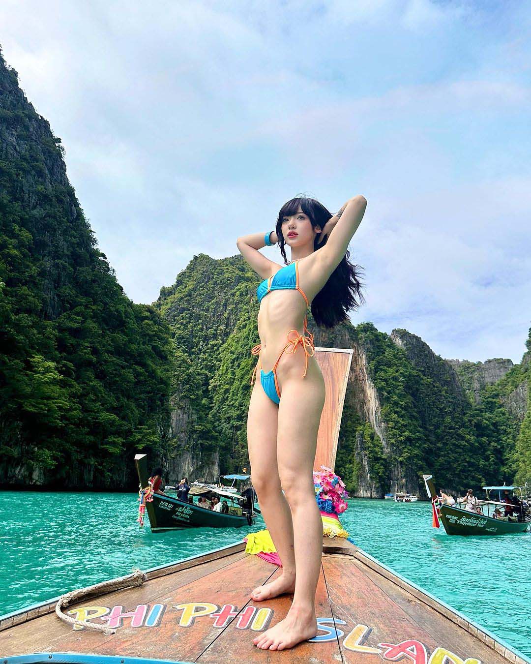 พลอยชมพู ญานนีน ชุดว่ายน้ำ