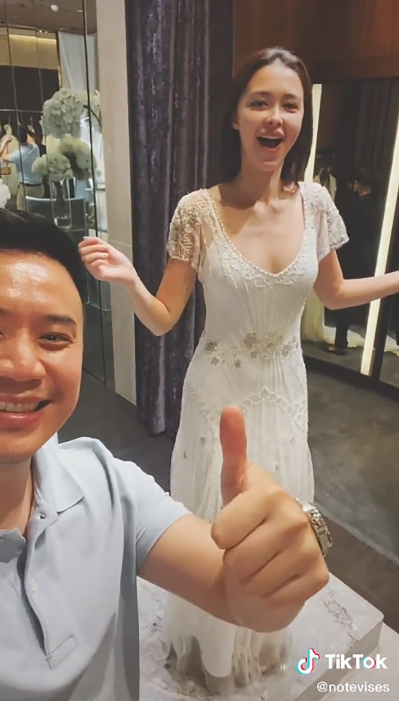 โน้ต วิเศษ พา แพทริเซีย กู๊ด ลองชุดเจ้าสาว