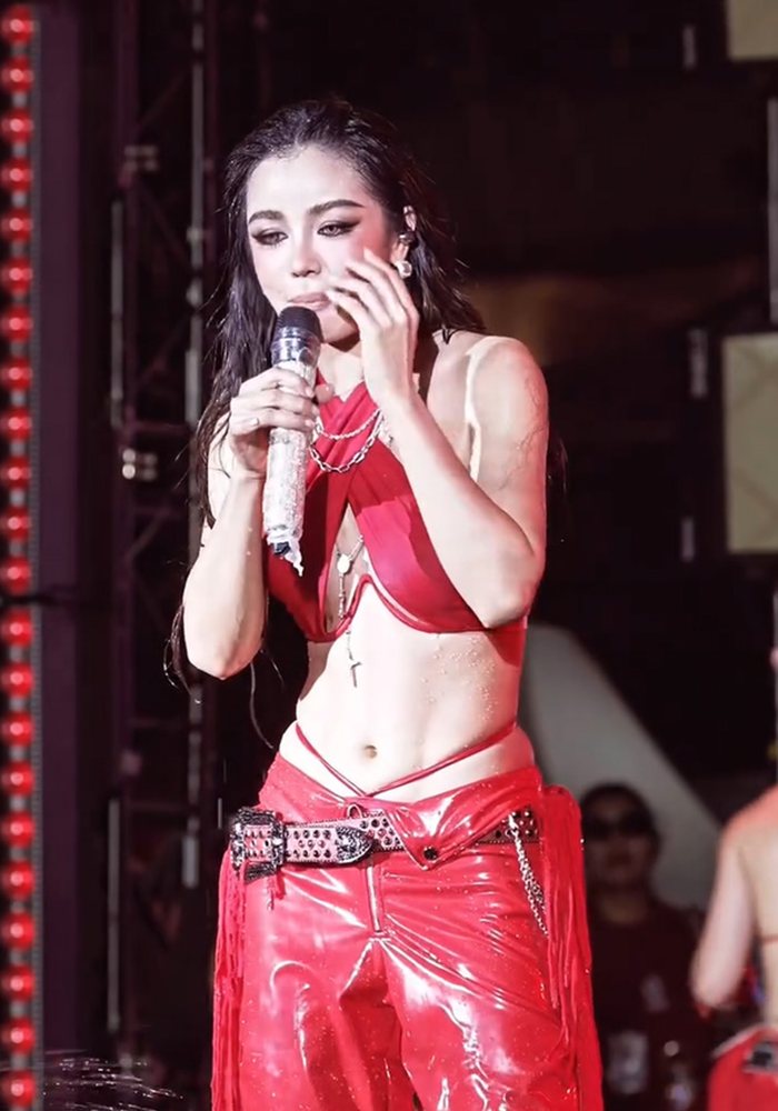 กระแต อาร์สยาม เตือนคนดูอย่าฉีดน้ำใส่หน้า พูดไม่ทันขาดคำ โดนเต็ม ๆ