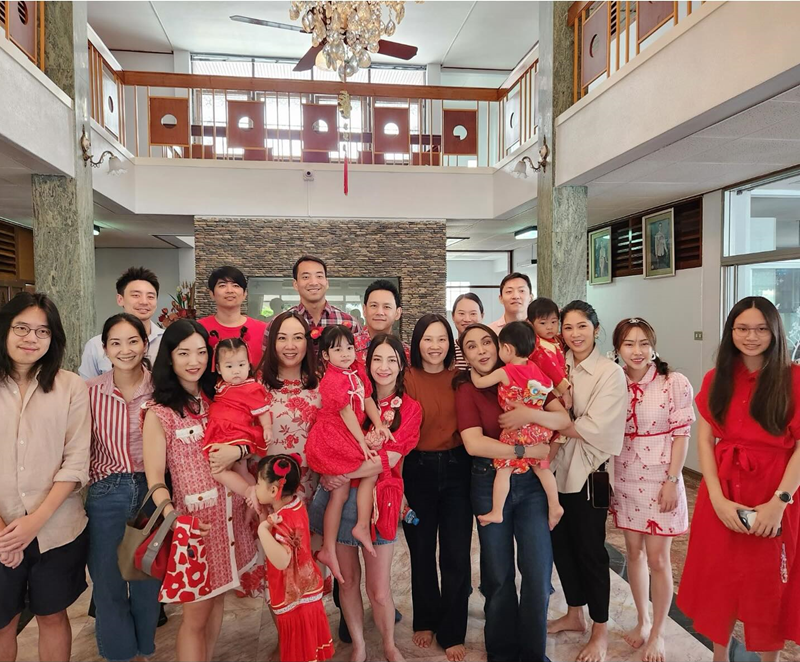 ครอบครัว เจียรวนนท์ รวมตัววันไหว้บรรพบุรุษ