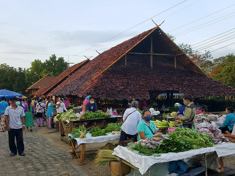 กาดหลวง ร้อยใจรักษ์