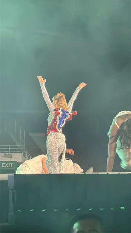 เขมรเคลมชุดธงชาติไทย ลิซ่า