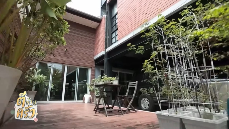 บ้าน จ๋า ยศสินี สวนข้างบ้าน