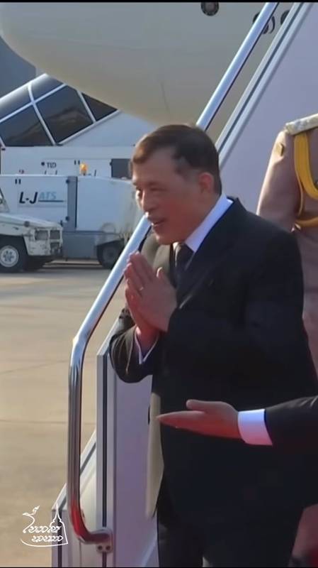 ในหลวง - พระราชินี ทรงขับเครื่องบินพระที่นั่ง