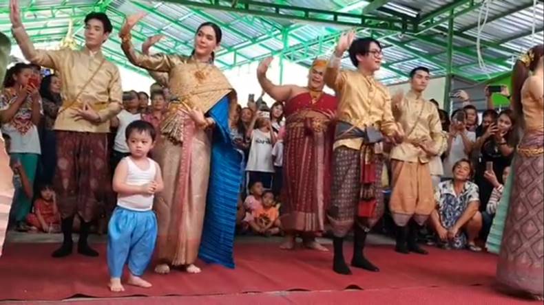 ตุ๊ดซี่ส์ & เดอะเฟค