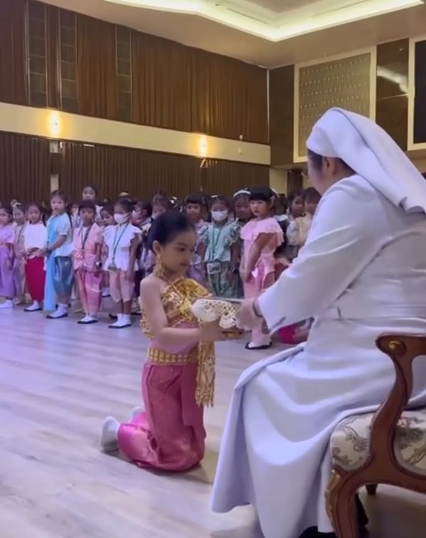 น้องวีจิ สวมชุดไทยเป็นตัวแทนเชิญพาน น่ารักน่าเอ็นดู พ่อศรราม ปลื้มใจมาก