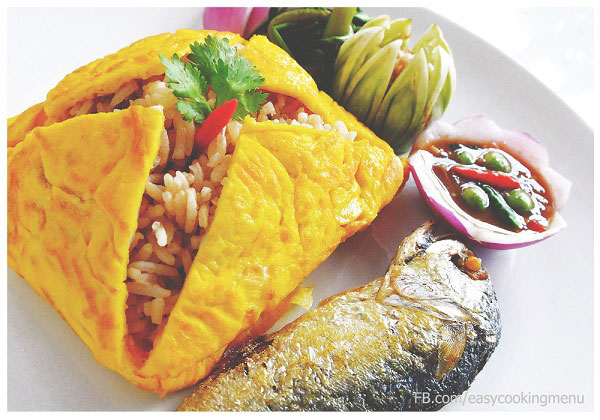 ข้าวผัดน้ำพริกห่อไข่ 