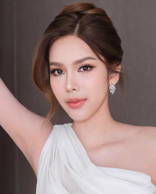 เปิดประวัติ แก้ม สรัลรัตน์ นางแบบสาวสวย ที่ไฮโซเก๊เคยแชทจีบ