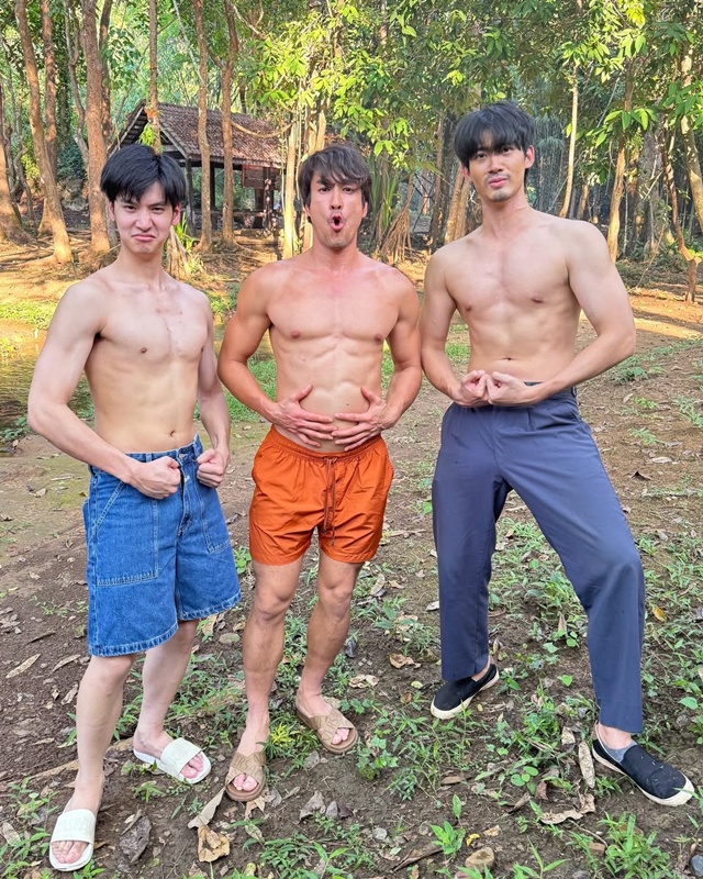 เปิดภาพ 3 หนุ่มหล่อโชว์กล้าม หลังหนังธี่หยด 3 กวาดรายได้ 400 ล้าน