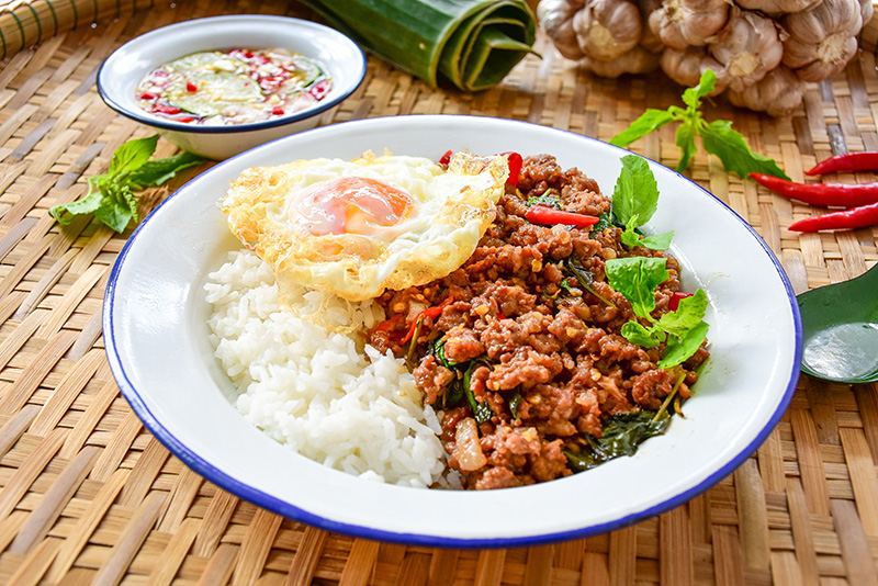 ผัดกะเพรา ไข่ดาว