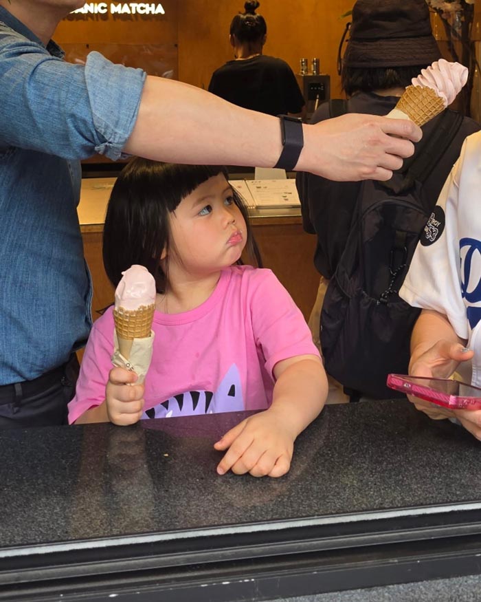 สายตาน้องแอบิเกล มองซีนหวานของพ่อแม่